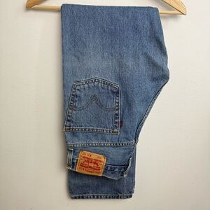Levi’s 505 Regular Fit Medium Stonewash Straight Leg Jeans Size 30 x 32